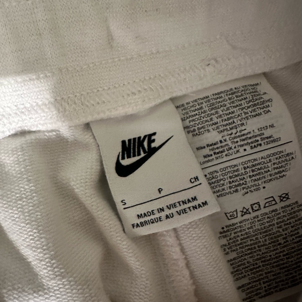 Nike Men's White Shorts - Picture 3 of 3